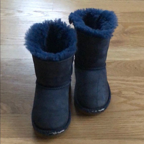 UGG Toddler Bailey Bow Boots - Picture 3 of 6